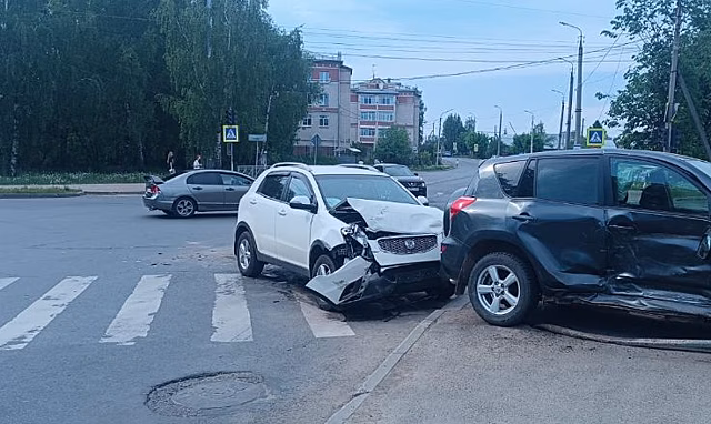 Два человека погибли и четыре пострадали во время аварий в Костромской области