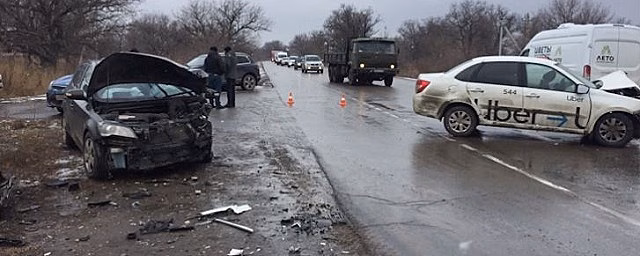 Два человека пострадали в ДТП с такси на трассе под Волгоградом