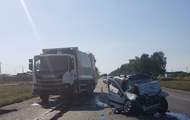На трассе под Самарой водитель "Калины" врезался в мусоровоз и погиб