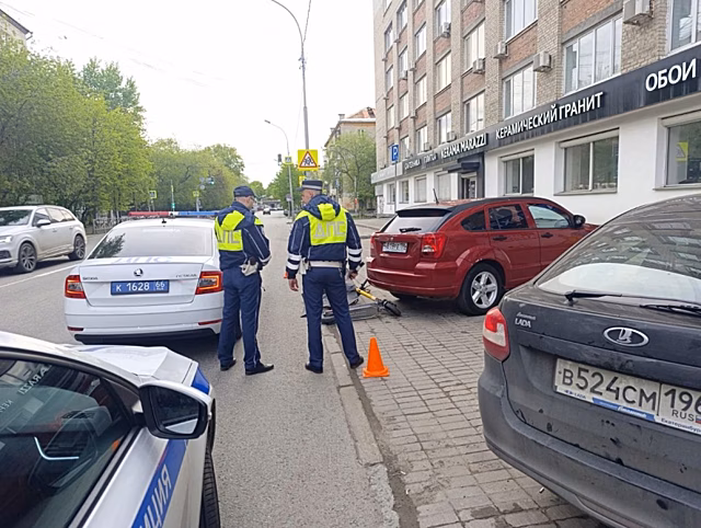 В Екатеринбурге самокатчик столкнулся с припаркованной машиной и погиб