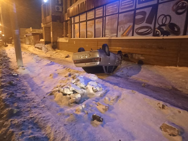 В Ижевске на улице Магистральная опрокинулся автомобиль