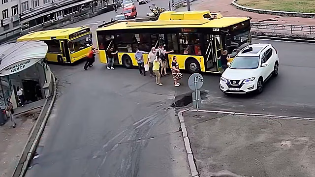 В Киеве толкали троллейбус и попали в ДТП: видео