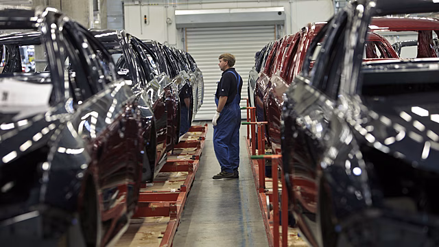 Бывший завод General Motors в России возобновляет работу