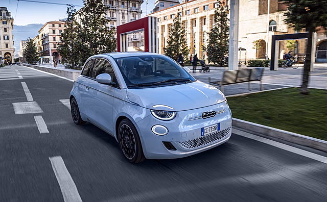  		 			Новый Fiat 500 стал умнее с персональным помощником Amazon Alexa 		 	