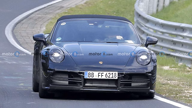 Новый Porsche 911 Targa попал на тесты на Нюрбургринге на новых шпионских фото