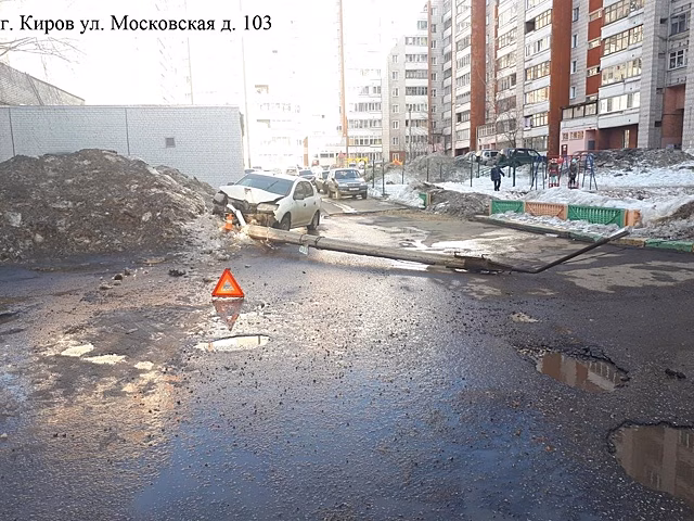 В Кирове пьяный бесправник на «Рено» снес фонарный столб