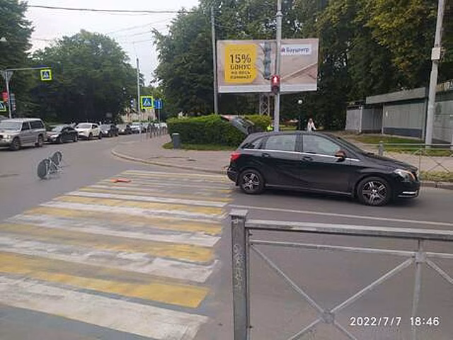Оба двигались на зелёный: на перекрёстке в Калининграде легковушка сбила 27-летнюю девушку на «зебре»
