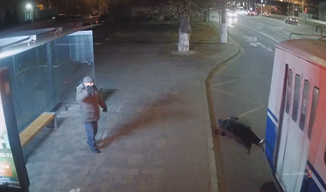 В Волгограде из троллейбуса выпала 72-летняя женщина
