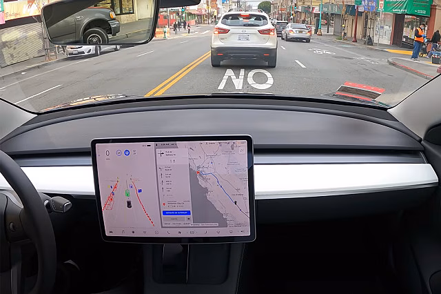 Поездка на Tesla в режиме автопилота длиной в 600 км попала на видео