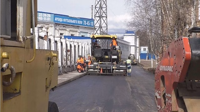 В Кирове начали асфальтировать дорогу к памятнику-обелиску «Войнам-кировчанам»