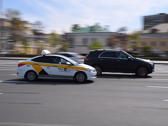 Обиженная россиянка восемь километров везла мужа на капоте авто