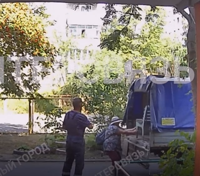 "Врешь, не возьмешь": на видео попало, как челябинские пенсионерки отстояли скамейку у подъезда