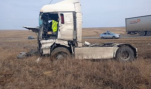 На трассе в Волгоградской области столкнулись два большегруза