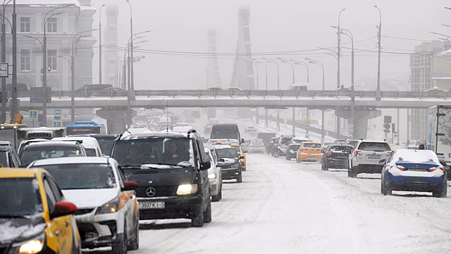 Власти Москвы призвали водителей отказаться от поездок на авто