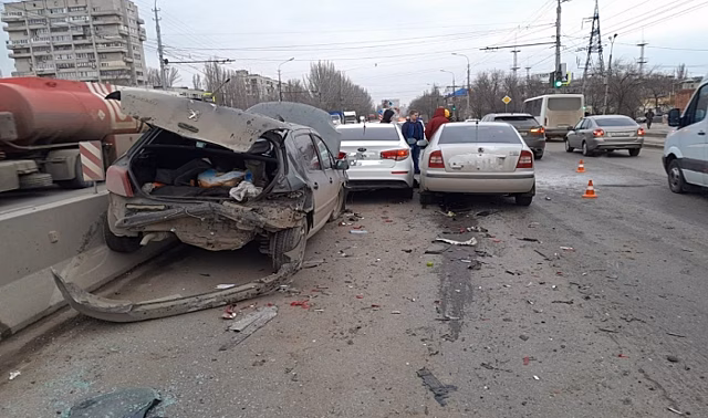 На юге Волгограда произошло ДТП с участием 5 автомобилей