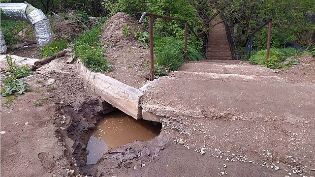 Кировчане рискуют провалиться в яму перед мостом через реку Хлыновку