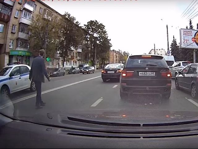 В Твери горе-пешехода отругал гаишник