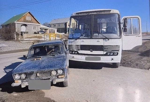 В Омутнинске автобус столкнулся с «Жигулями»