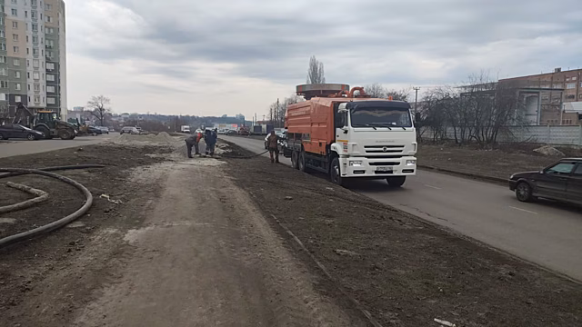 На проспекте Клыкова в Курске остановили утечку канализации