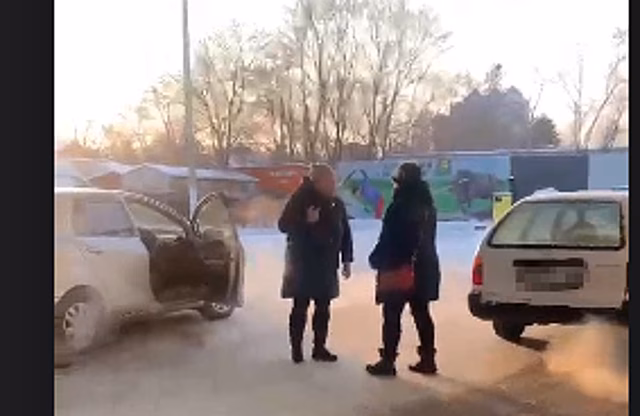 «Дуэль» между автоледи: на благовещенской заправке подрались две женщины