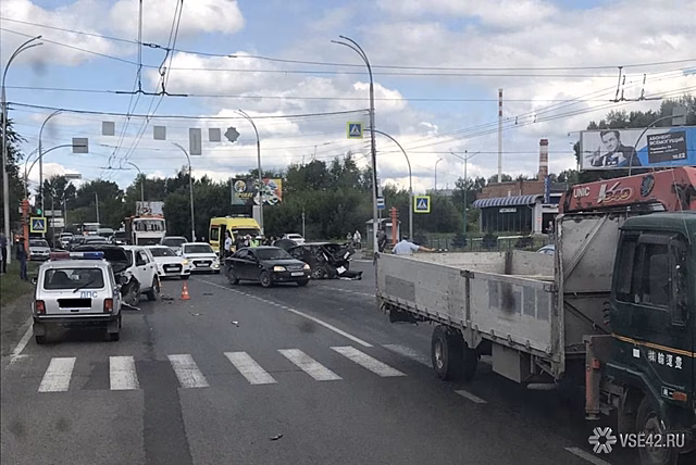 Несколько человек пострадали в массовом ДТП на кемеровской Радуге