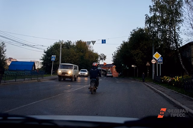 В Екатеринбурге разыскивают мотоциклиста без номеров, который сбил 12-летнюю девочку