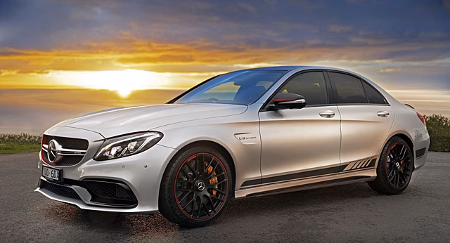 Mercedes-AMG С63 воспламенился на свадебной церемонии