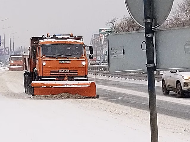 Техника и рабочие: уборка снега полным ходом идёт во Владивостоке