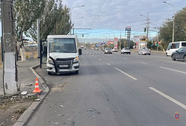 В Тракторозаводском районе Волгограда маршрутка врезалась в опору ЛЭП