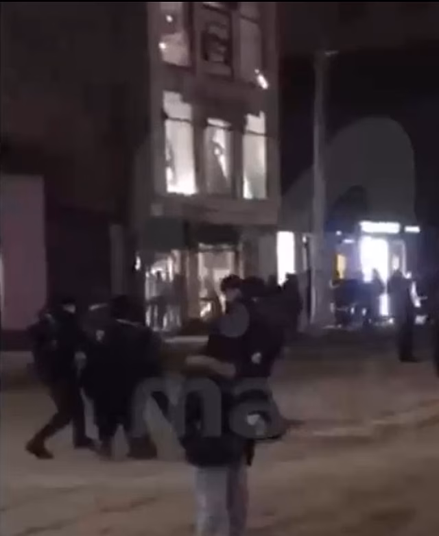Массовая драка в Махачкале произошла из-за конфликта между местными жителями и работниками, ремонтирующими улицу Коркмасова