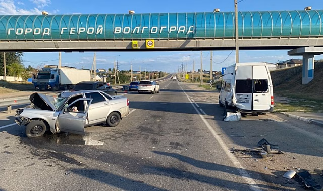Под Волгоградом столкнулись маршрутка и два легковых автомобиля