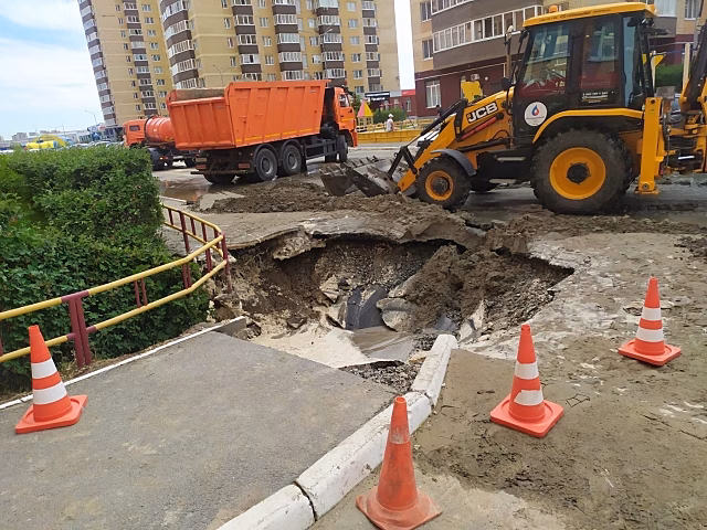 В Тюмени пенсионер едва не утонул в луже во дворе дома