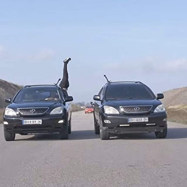 Одесский последователь Ван Дамма удивил сложным трюком с автомобилями