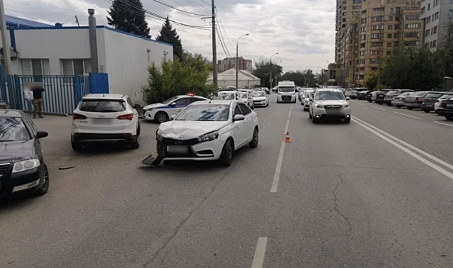 После тройного ДТП в центре Волгограда 20-летняя девушка доставлена в больницу