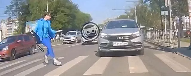 В Пензе на Луначарского женщина врезалась в движущийся автомобиль на пешеходном переходе