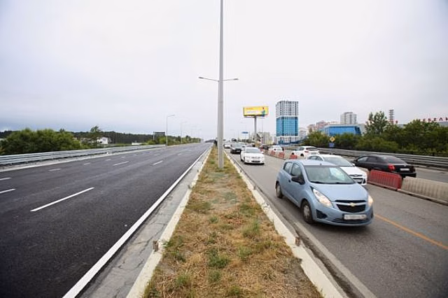 Екатеринбургские водители встали в пробку на выезде из Солнечного из-за перекрытого движения