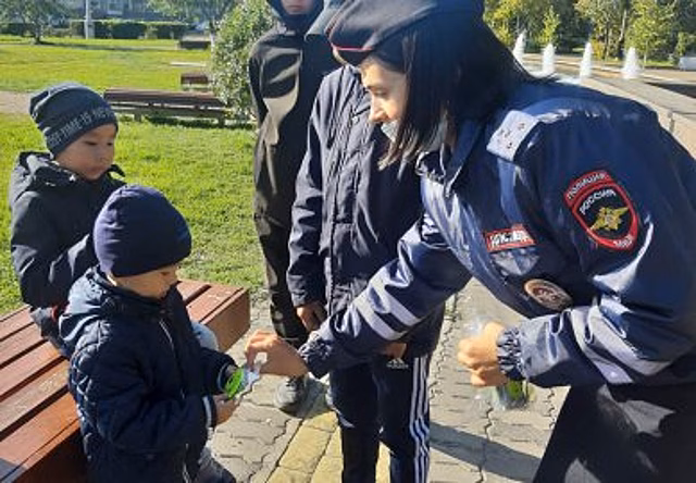 В Улан-Удэ сотрудники ГИБДД и ПДН провели акцию «Засветись»