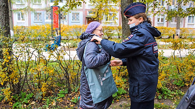 Пенсионерам из Вологды вручили сумки со светоотражающими элементами