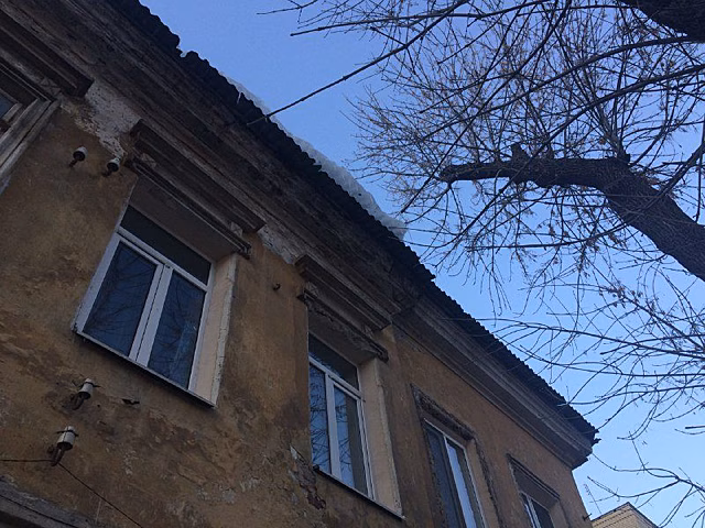 В Саратове подростки залезли на крышу заброшенного дома и напугали горожан