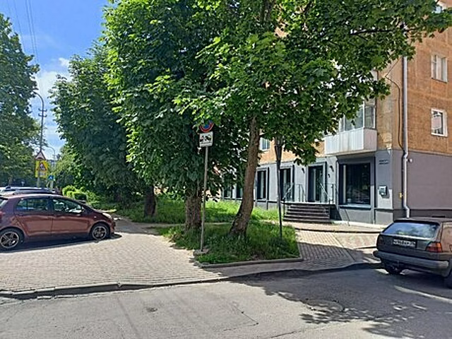 В центре Калининграда вновь эвакуировали машину из-под скрытого деревьями запрещающего знака
