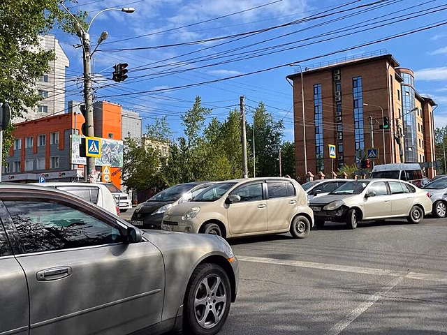 Движение парализовано на улице Коханского