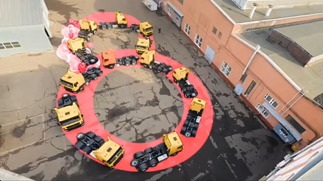 Минский автозавод поздравил сотрудниц «восьмёркой» из седельных тягачей