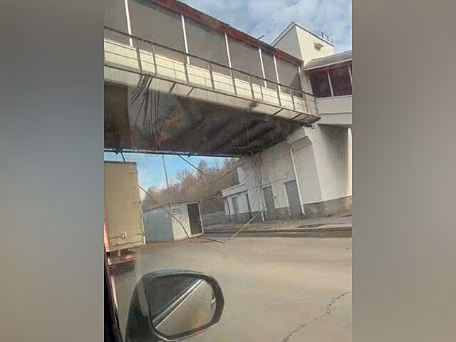 Кран-манипулятор с поднятой стрелой врезался в пешеходный мост на МКАД