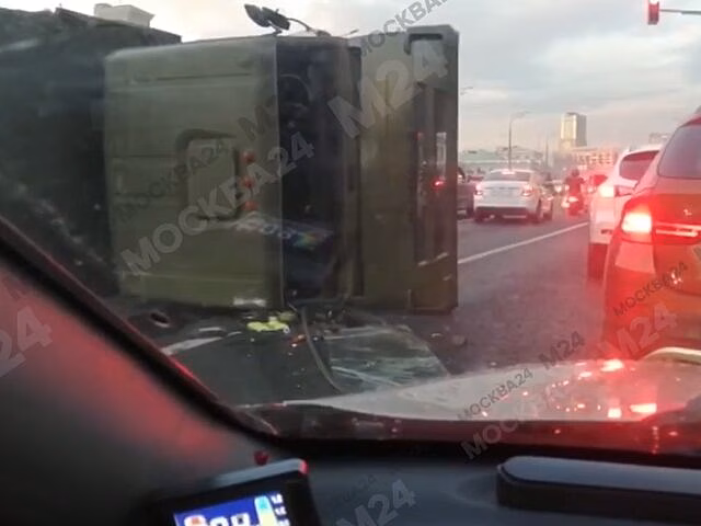 В Москве на Садовом кольце перевернулся грузовик