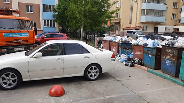 В Благовещенске решили бороться с водителями, которые паркуются у мусорных контейнеров