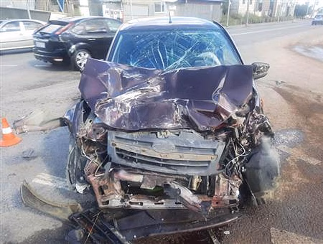 В Самаре на Заводском шоссе не разъехались грузовик с легковушкой