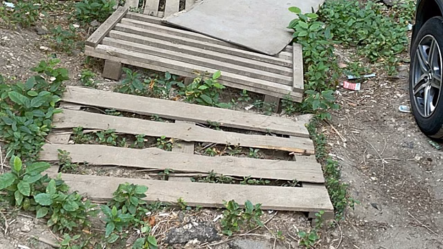 В центре Саратова вход в подъезд дома полгода преграждает яма