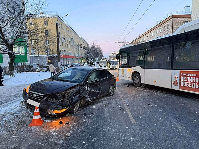В центре Кирова произошло тройное ДТП с автобусом