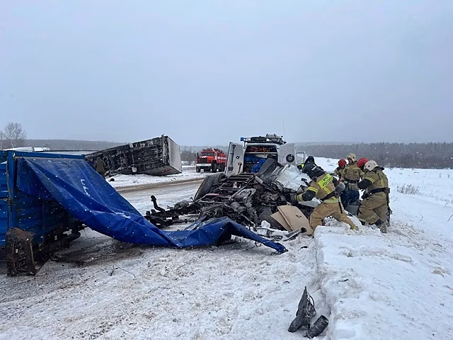 На Шабердинском тракте под Ижевском столкнулись два грузовика