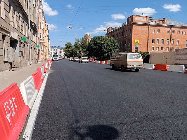 На Чкаловском проспекте обновили дорожное полотно